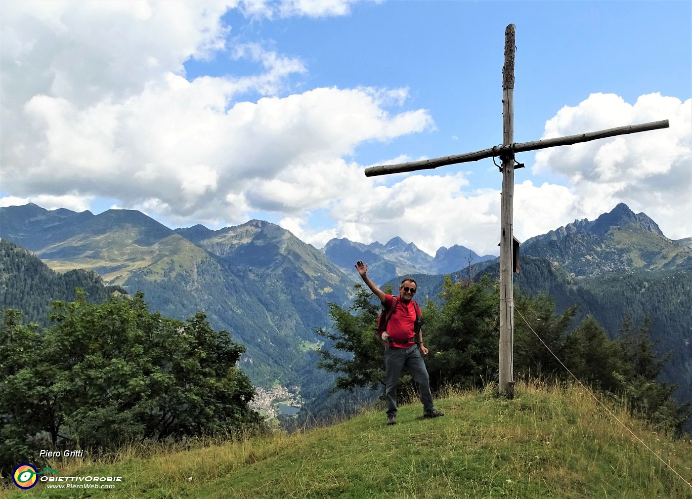 02 Alla rustica croce lignea  del Monte Colle (1750 m) il panorama spazia sulle alte cime orobiche di Val Brembana.JPG -                                